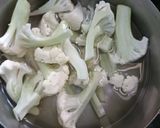 A picture of step 1 of Gobhi ke pakore.