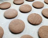 Foto del paso 5 de la receta: Alfajores de maizena reversionados - Masa de cacao y relleno de bon o bon casero 🥜 🫶🏻