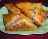 Medvehagymás omlós háromszögek recept fázis 1 fotója