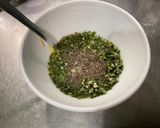 Une image de l'étape 2 de Sauce salade moutarde cidre et herbes.