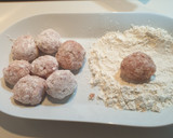 Foto del paso 6 de la receta: Albóndigas de pollo, pavo y jamón a la jardinera