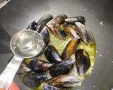 A picture of step 3 of Spaghetti of tomato and mussels.