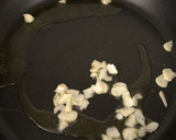 Foto del paso 1 de la receta: Espinacas con piñones en salsa de queso crema light