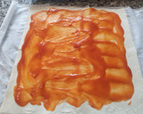 Foto del paso 4 de la receta: Pizza de hojaldre enrollada