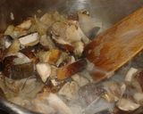 Vargánya krémleves, ahogy mi szeretjük recept fázis 2 fotója