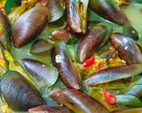 Foto langkah ke 4 dari resep Kerang Ijo Rebus Bumbu Kuning.