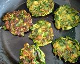 A picture of step 2 of Spring onion tikki.