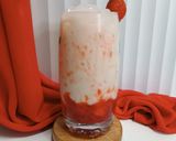 Foto langkah ke 3 dari resep Strawberry Banana Milk.