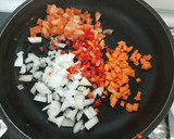 Foto del paso 1 de la receta: Espaguetis con pollo y panceta en salsa al vino