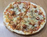 A picture of step 14 of Thin Crust Seekh Kabab pizza.