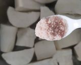 Gambar langkah 3 resipi Ubi Kayu Rebus Bersama Kelapa Parut Putih Kukus.