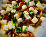 Foto del paso 2 de la receta: Ensalada de cherries con albahaca y queso feta