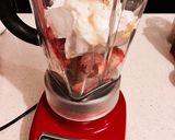 Hình bước làm 2 của món Strawberry Yogurt Smoothie