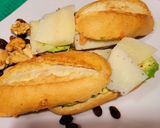 Foto del paso 5 de la receta: Desayuno con aguacate, queso de oveja y frutos secos