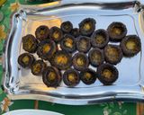 Une image de l'étape 8 de Champignons bruns marinés grillés au citron, persil et curcuma.