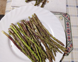 Foto del paso 1 de la receta: Ensalada de escarola y espárragos silvestres
