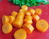 Foto del paso 2 de la receta: Pollo estofado a la cúrcuma con zanahorias y patatas
