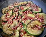 Foto del paso 3 de la receta: Sartén de calabacín con jamón y queso
