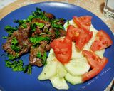 Une image de l'étape 4 de Assiette composée de foie poêlé et salade concombre tomate 🍽.