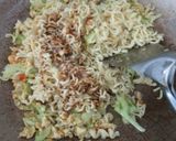 Foto langkah ke 4 dari resep Mie Goreng Kol Telor.