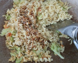 Foto langkah ke 4 dari resep Mie Goreng Kol Telor.