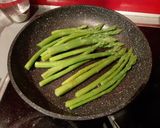 Une image de l'étape 3 de Asperges vertes poêlées au parmesan.