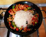 Foto del paso 7 de la receta: Paella de verduras y salmón