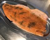 Une image de l'étape 4 de Saumon mariné au citron confit et aneth à la plancha.