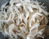 Foto langkah ke 1 dari resep Tumis jamur tiram bakso.