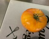 Une image de l'étape 6 de Salade composée au concombre, tomates, feuille de chêne et oignon rouge.
