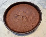 Foto del passaggio 4 della ricetta Torta mousse con cioccolato, panna e fragole