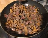 Une image de l'étape 9 de Bœuf aux girolles et persil.