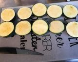 Une image de l'étape 2 de Courgettes rondes farcies tomate et chèvre (recette plancha).