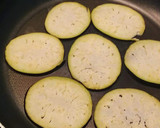 Foto del paso 3 de la receta: Berenjena a la plancha con ajo/perejil/aceite de oliva