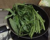 Foto langkah ke 2 dari resep Kangkung Tumis Jamur + 🍅 + 🍳.