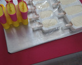 Foto del paso 2 de la receta: Paletas de helado de leche y chocolate blanco (polos)