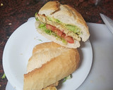 Foto del paso 5 de la receta: Bocadillo de tortilla vaga de papas de paquete y jamón serrano con lechuga, tomate y aguacate