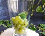A picture of step 2 of Grapes Mojito.