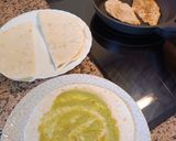 Foto del paso 1 de la receta: Tortilla rellena de pollo, guacamole y tomate