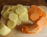 Foto del paso 1 de la receta Gratinado de batatas y patatas con provolone