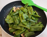 Foto del paso 5 de la receta: Salteado de judías verdes y champiñones al ajillo