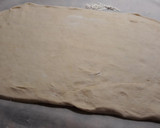 Foto del paso 3 de la receta: Coca de pera, queso y cebolla caramelizada