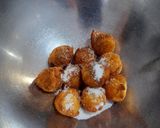 Foto del paso 6 de la receta: Bolitas de manzana rebozadas con helado de cookies