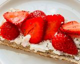 Hình bước làm 2 của món 💚 Cracker Phô Mai Ricotta & Dâu Tây (Vegetarian)