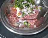 A picture of step 2 of Tawa kache qeeme ke kabab.