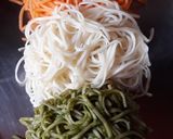 Tri colour Chow mein रेसिपी चरण 2 फोटो