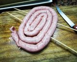 Foto del paso 3 de la receta: Salchicha parrillera con papas al plomo en estufa a leña
