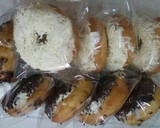 Foto langkah ke 5 dari resep Donat ekonomis lembut tanpa telur - anti gagal.