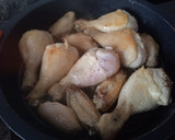 Foto del paso 1 de la receta: Pollo al brandy con champiñones y piñones