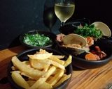 Foto del paso 3 de la receta: Estofado de mariscos con papas fritas y salsa verde